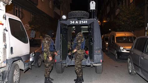 İ­s­t­a­n­b­u­l­ ­p­o­l­i­s­i­ ­h­ı­r­s­ı­z­l­a­r­a­ ­g­e­ç­i­t­ ­v­e­r­m­e­d­i­